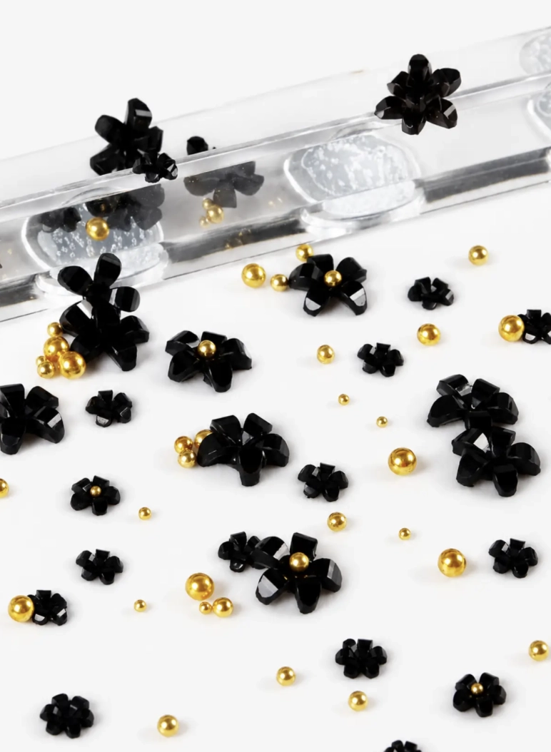 Tırnak%20Süsleme%20Black%20&%20White%20Çiçek%20Charm%20Seti